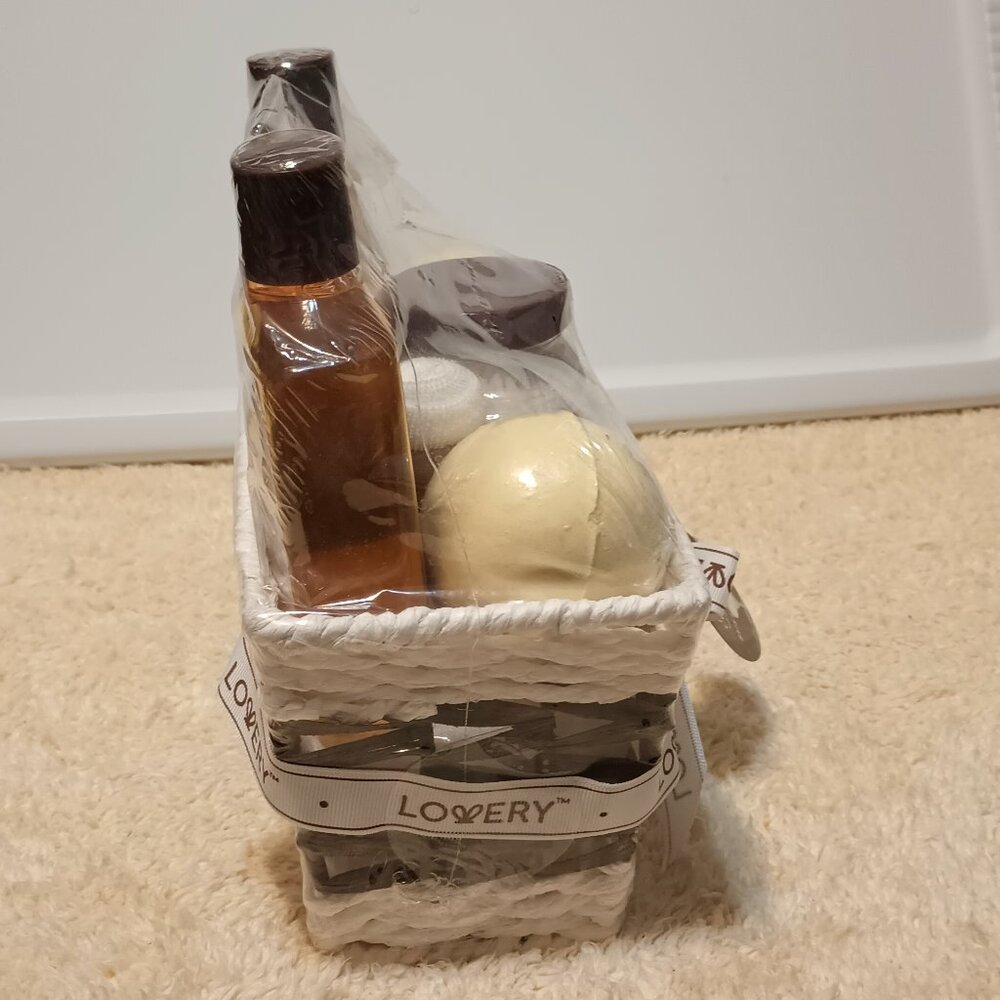 NWT ~ Lovery's 9 Piece Vanilla & Coconut Spa Gift Basket - Picture 8 of 12